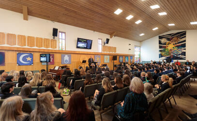 A full audience sits in chapel
