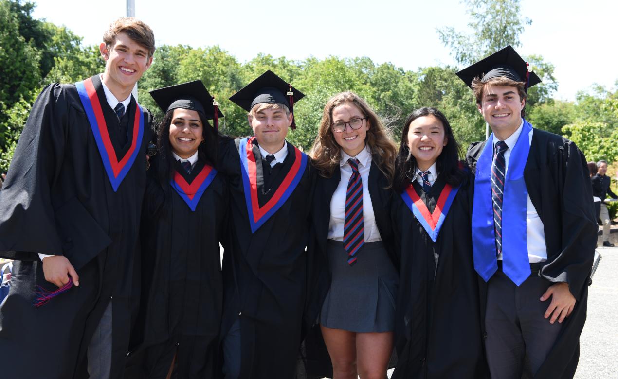 Group of happy SMUS graduates