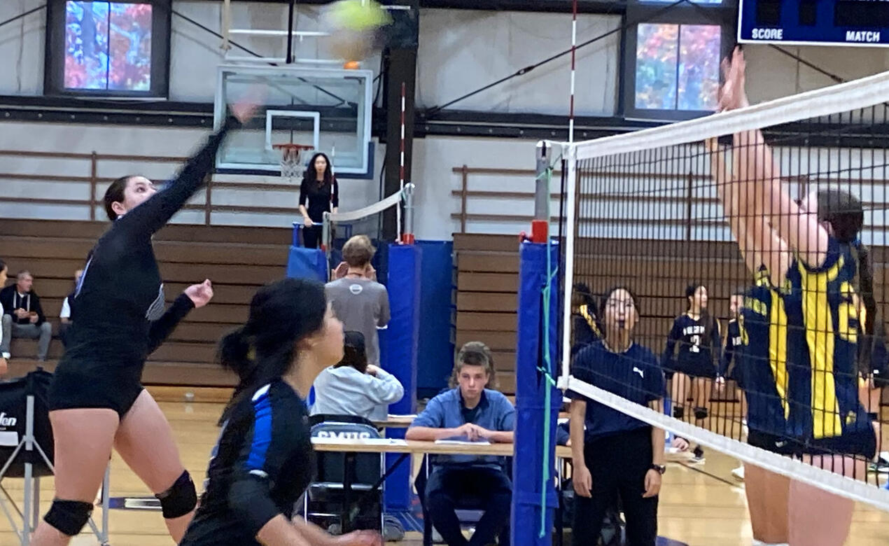 SMUS Junior girls volleyball spike at the ISAA tournament