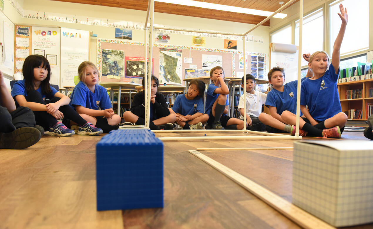 Grade 4 students learn math by calculating space