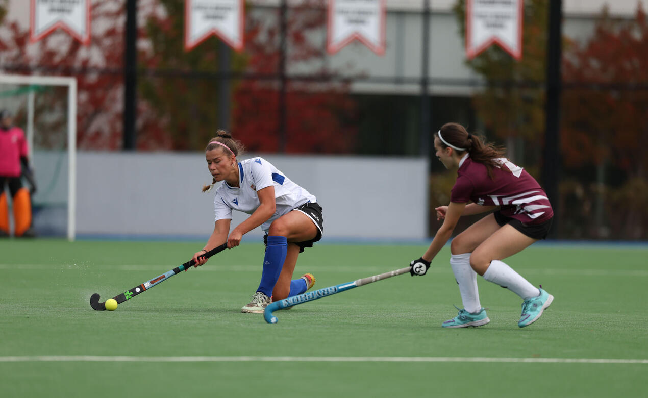 A SMUS player stretches to make a pass