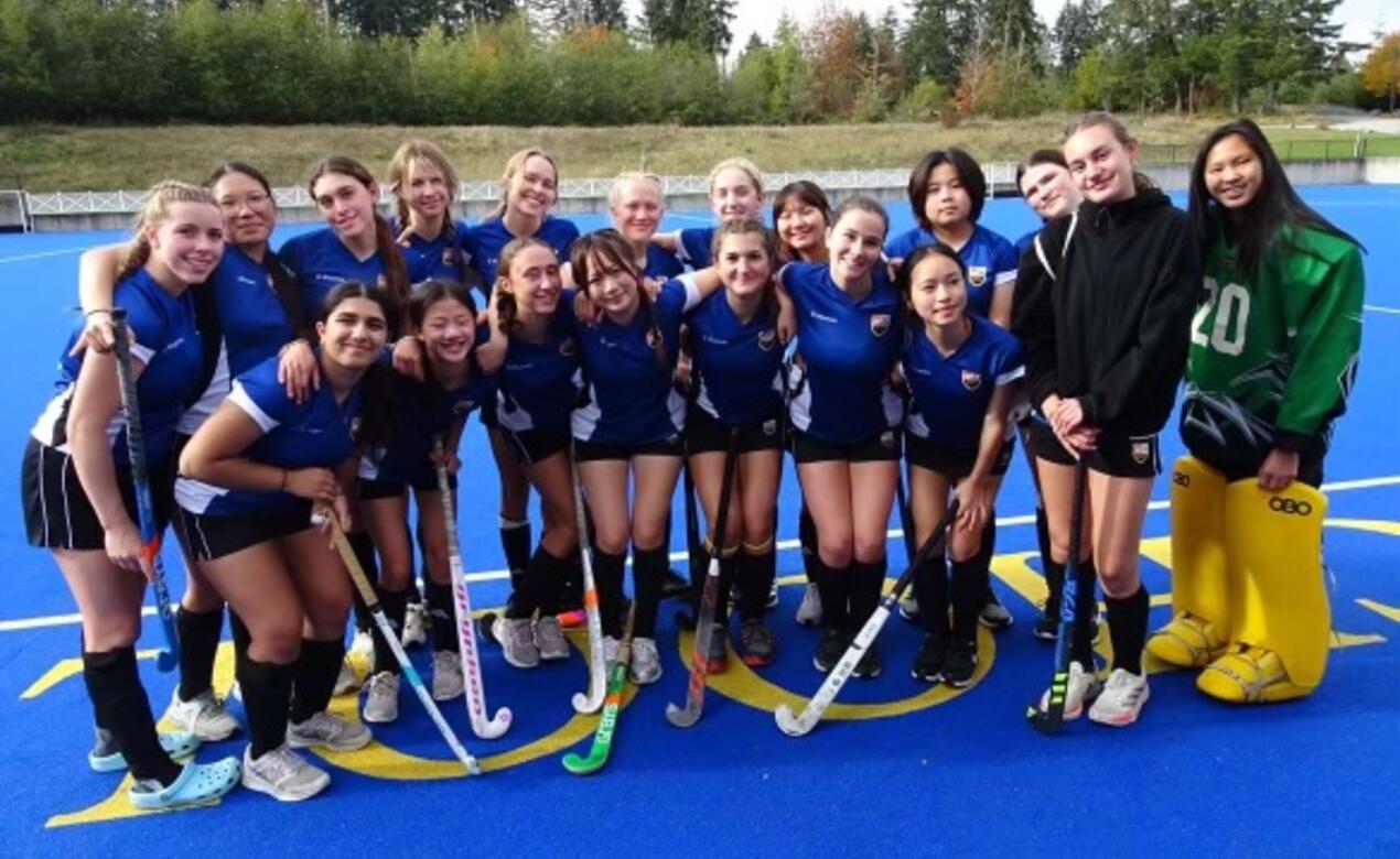 Players pose with their sticks for a team photo