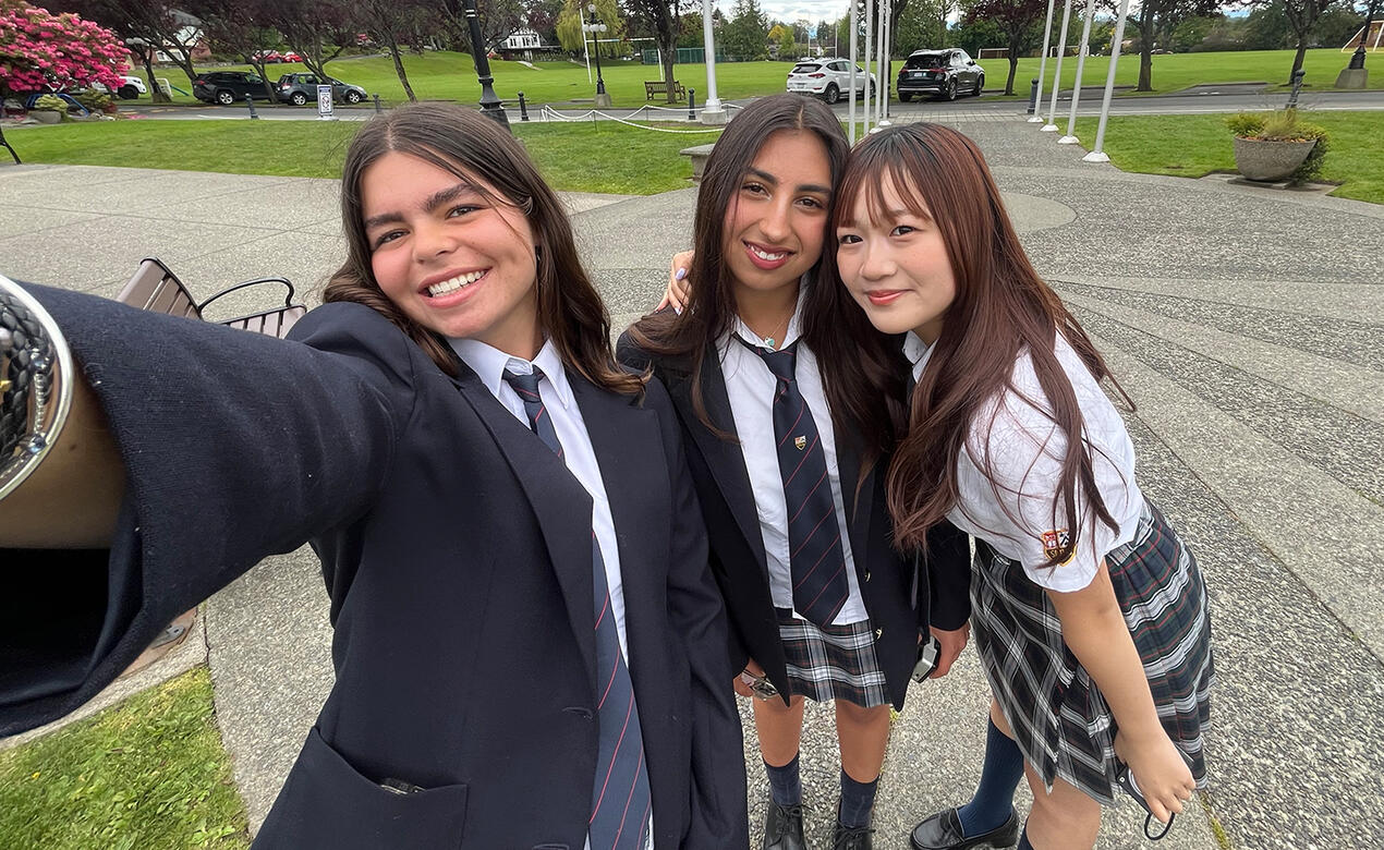 SS student Maria Garcia de Bustamante ODonnell and classmates