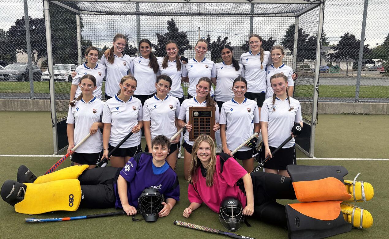 Team Photo of the Senior Girls Field Hockey team with their plaque after winning the Ferreria Cup