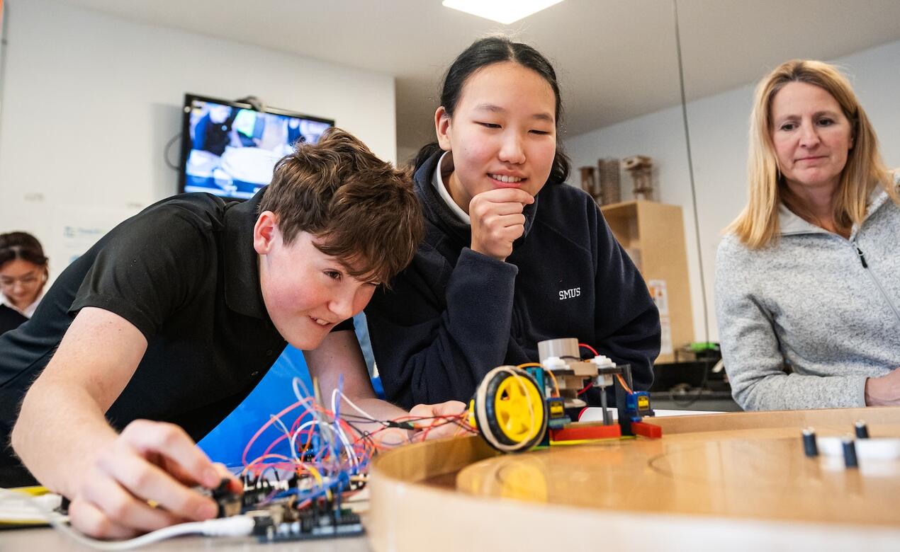 Senior Grade 9 Engineering Crokinole athryn Chen Ilia Fraser
