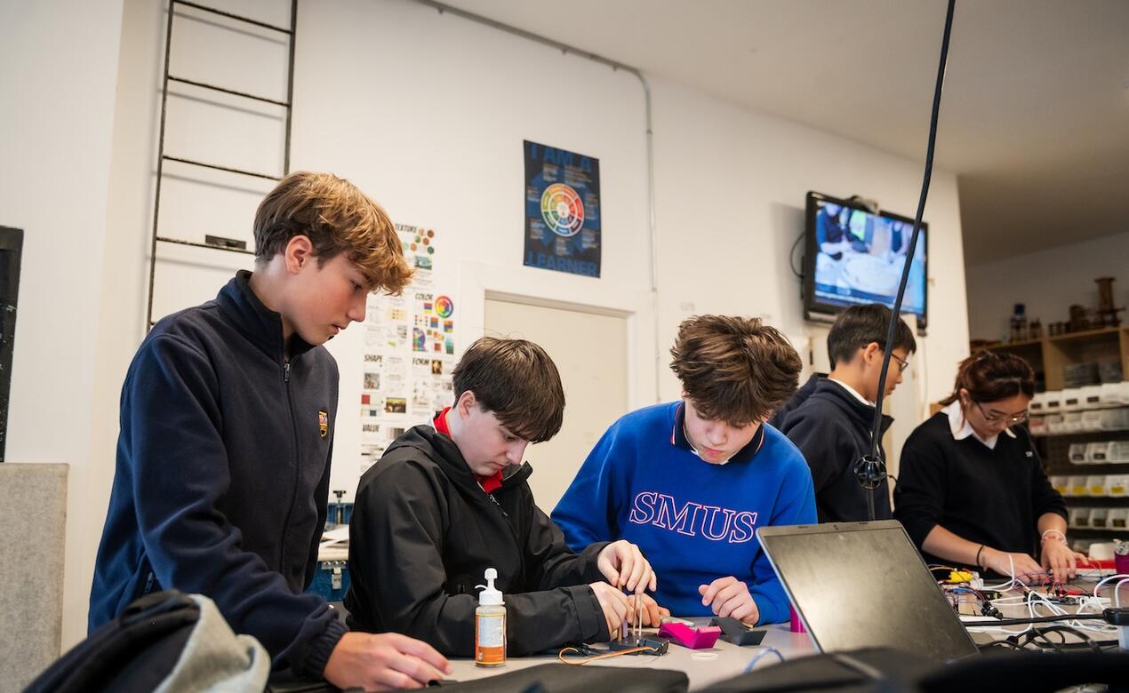 Senior Grade 9 Engineering Crokinole Des Farish Graeme Shanks