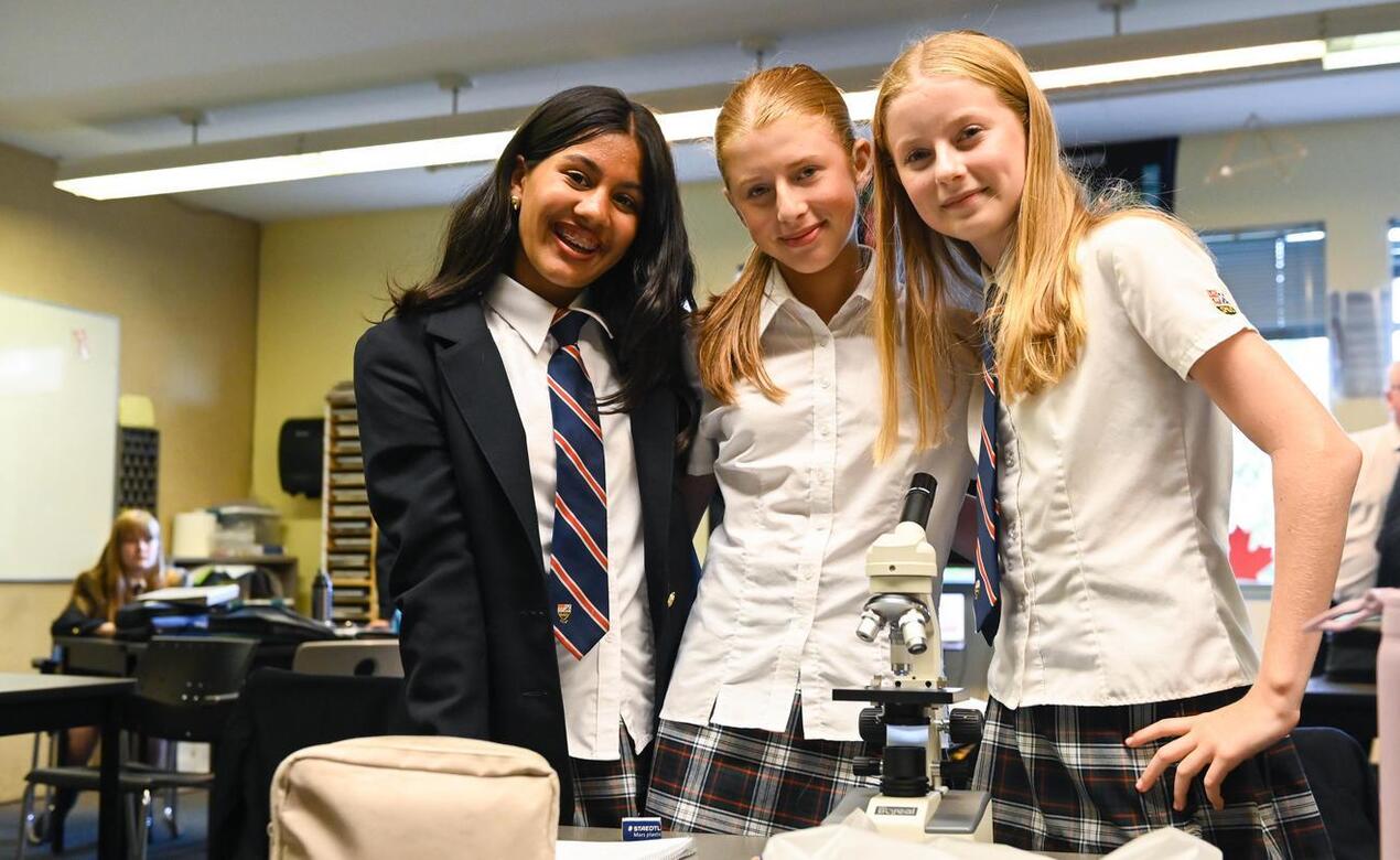 Middle School students use microscopes in Science class
