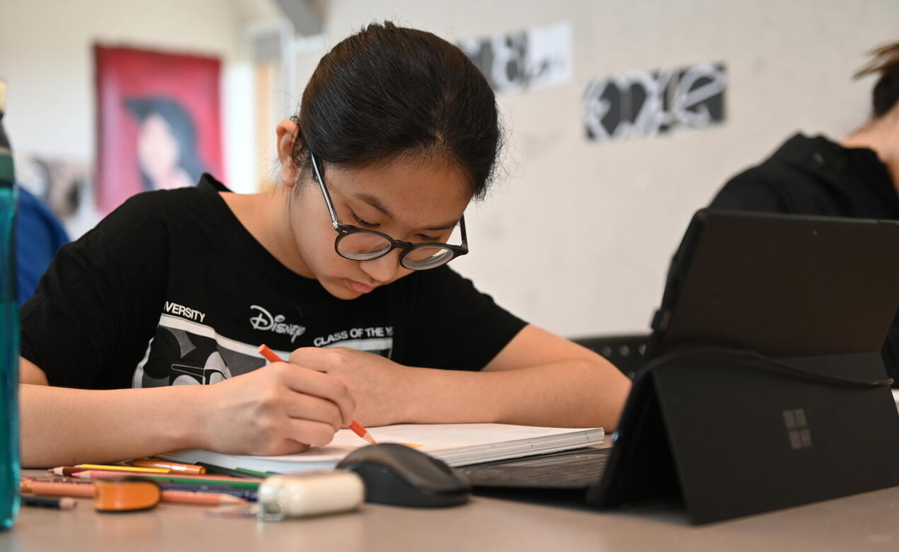 Giang Tran '23 in art class at SMUS