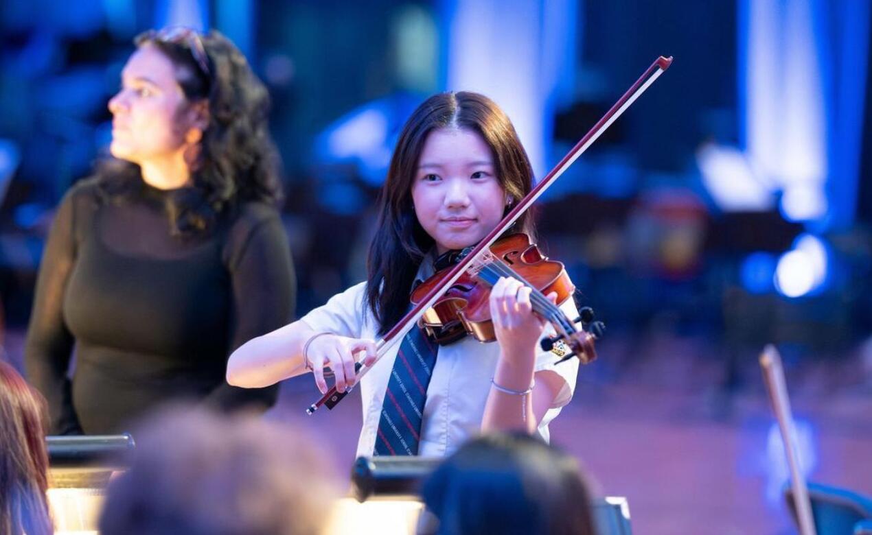 Anysia Tam plays violin at Arts Gala