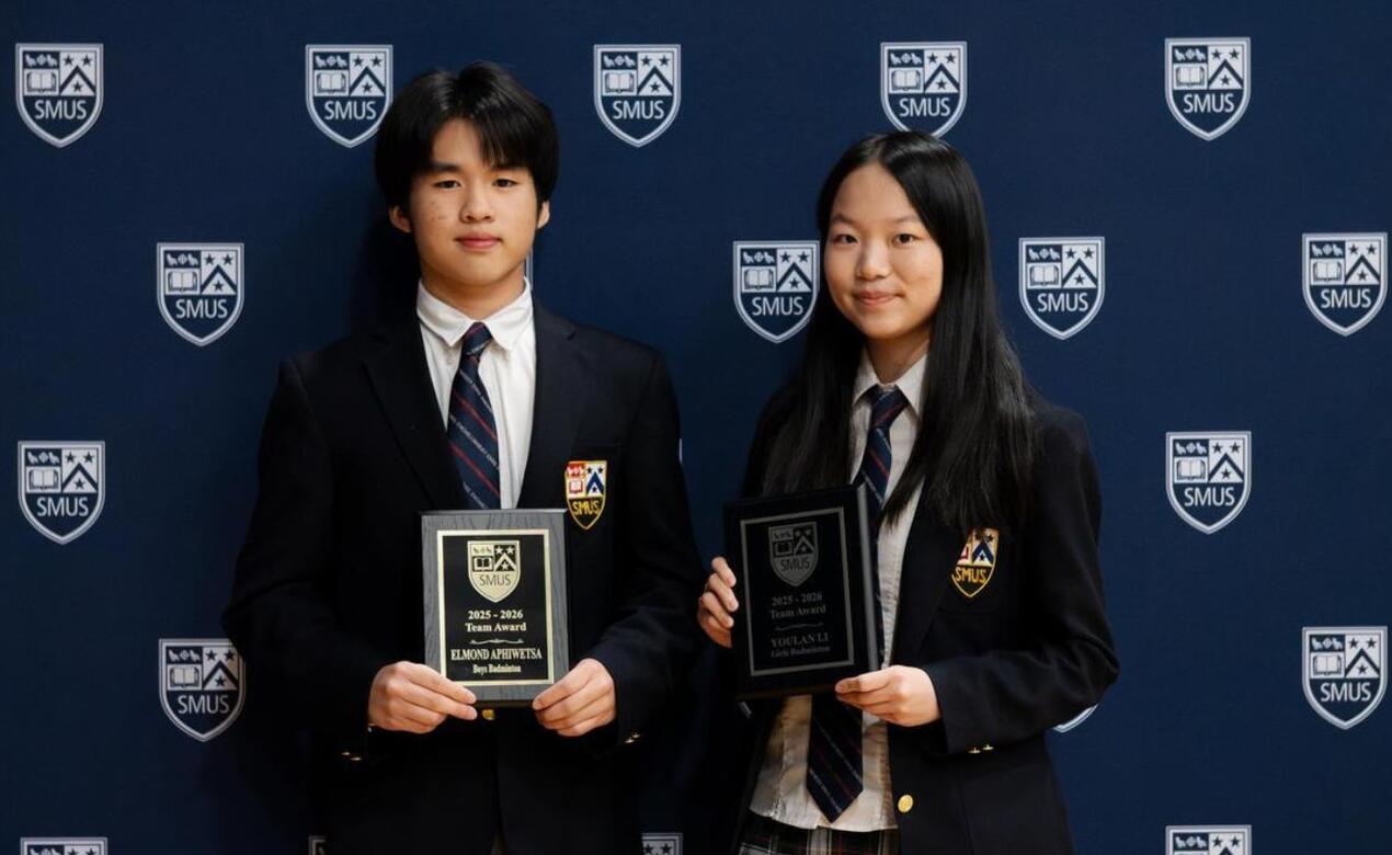 Youlan Li (R) wins award at Athletics Banquet