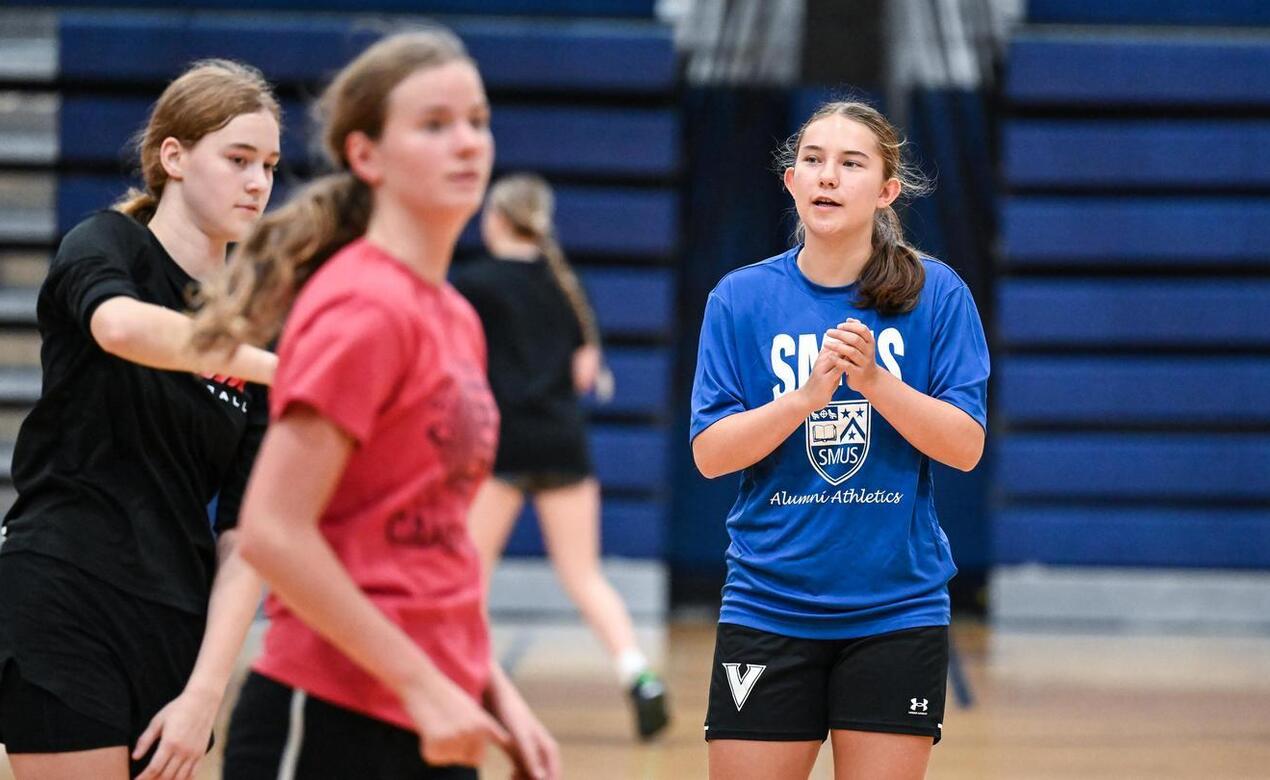Avery Geddes coaching basketball camp
