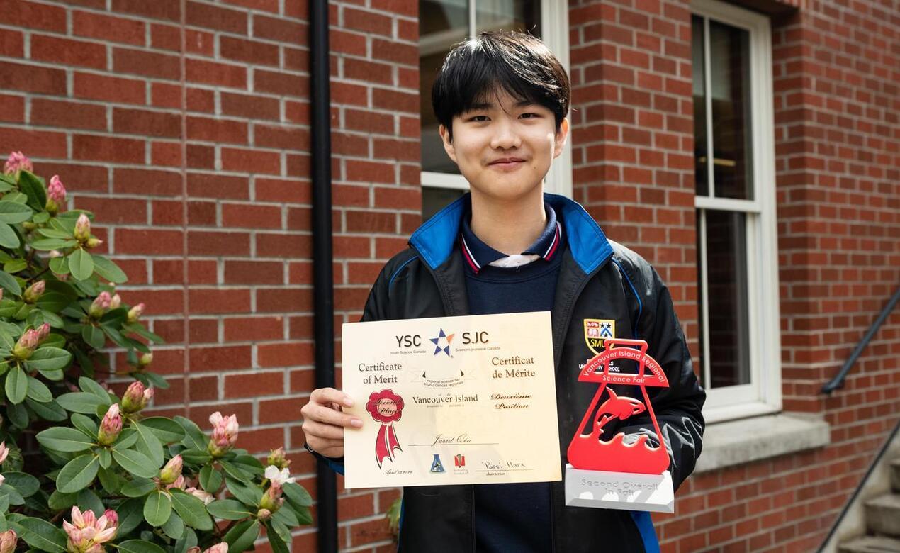 Jared Qin with VIRSF award