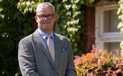 A portrait photo of Mark Turner