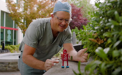 Alumni Jeff McCraken with robot