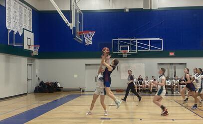 Linn Kuepper driving to the hoop