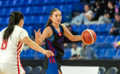 Senior Student Avery Geddes playing basketball