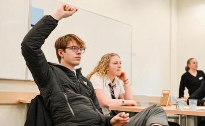 Henri Jungkind raises his hand at the ISABC Sustainability Conference