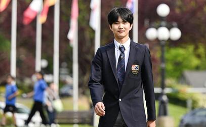 Jared Qin '28 on campus at SMUS