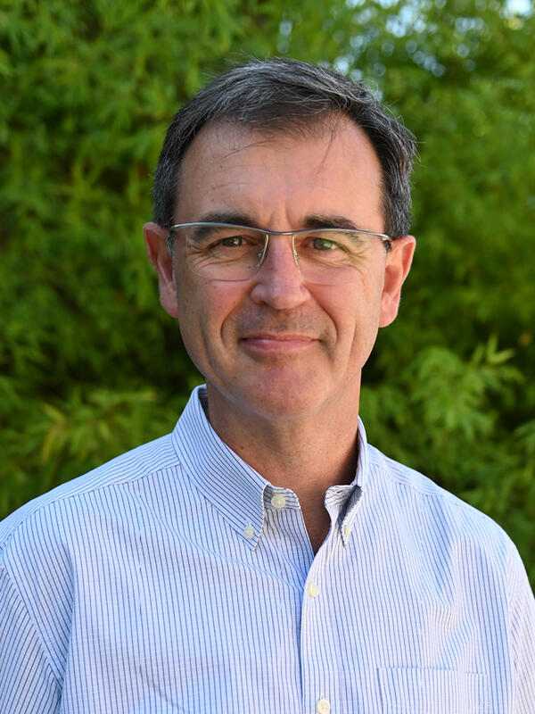 A portrait of Richard Curry