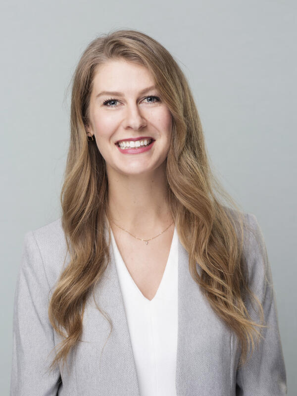 Portrait photo of Anna Burton