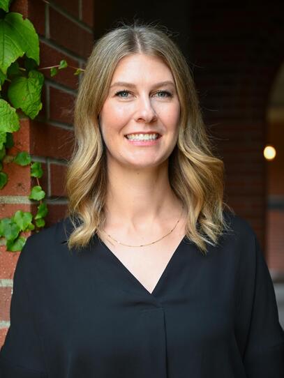 Portrait photo of Anna Burton