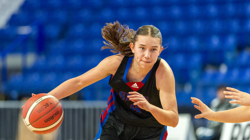 Senior Avery Geddes in action on the basketball court