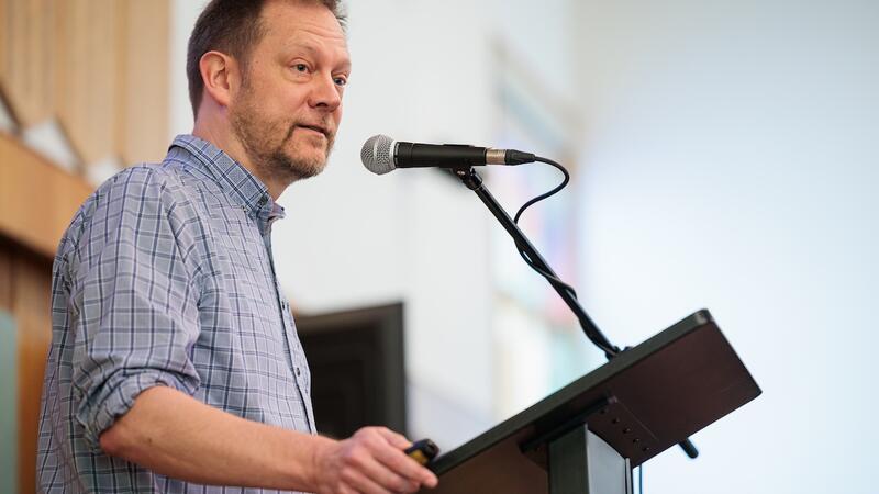 Chris Bateman speaks at Alumni Chapel 