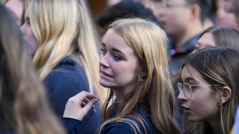 Students watch the Link Leaders Egg Drop Challenge
