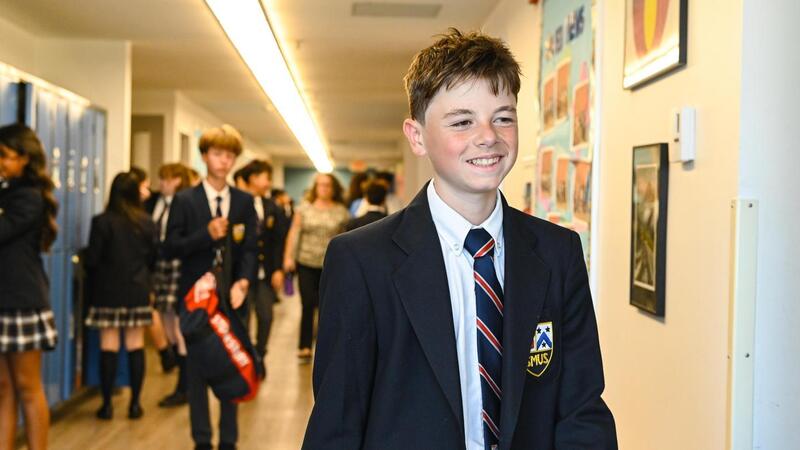 Middle School students in the hallway at SMUS