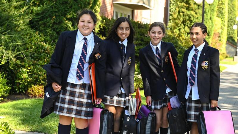 Middle School students outside SMUS