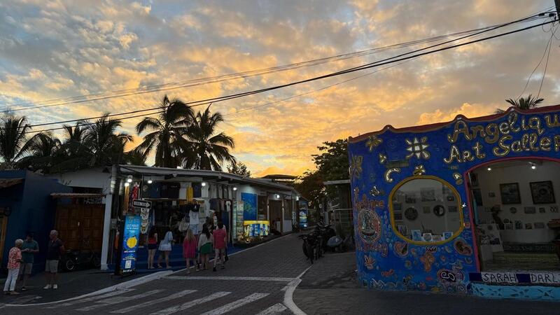 SMUS students on a Spring Break trip in the Galapagos Islands