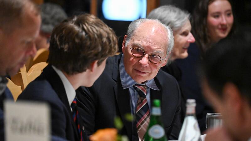 SMUS alumni and students have an engaging conversation during dinner